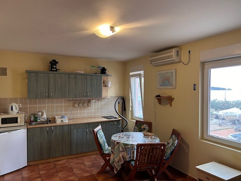 Otwarta przestrzeń kuchenna z wyposażoną kuchnią i jadalnią