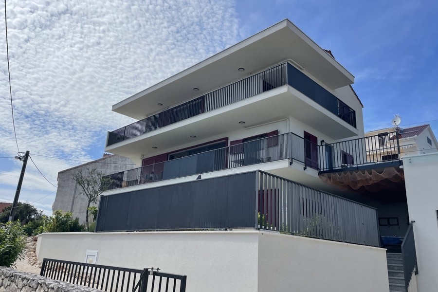 Jasny salon i jadalnia z dużymi oknami i widokiem na morze