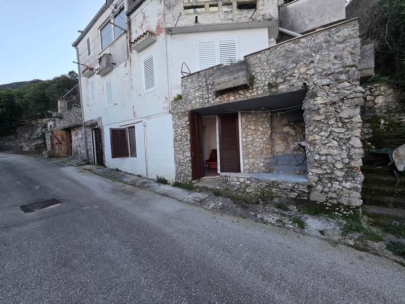 Wygląd zewnętrzny tradycyjnego kamiennego domu w nadmorskiej lokalizacji