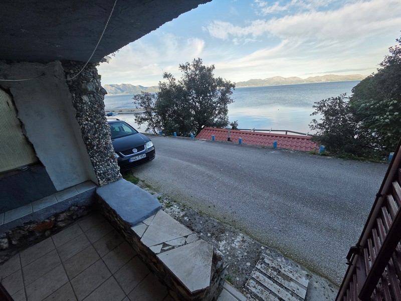 Widok z tarasu na morze i nadmorski krajobraz