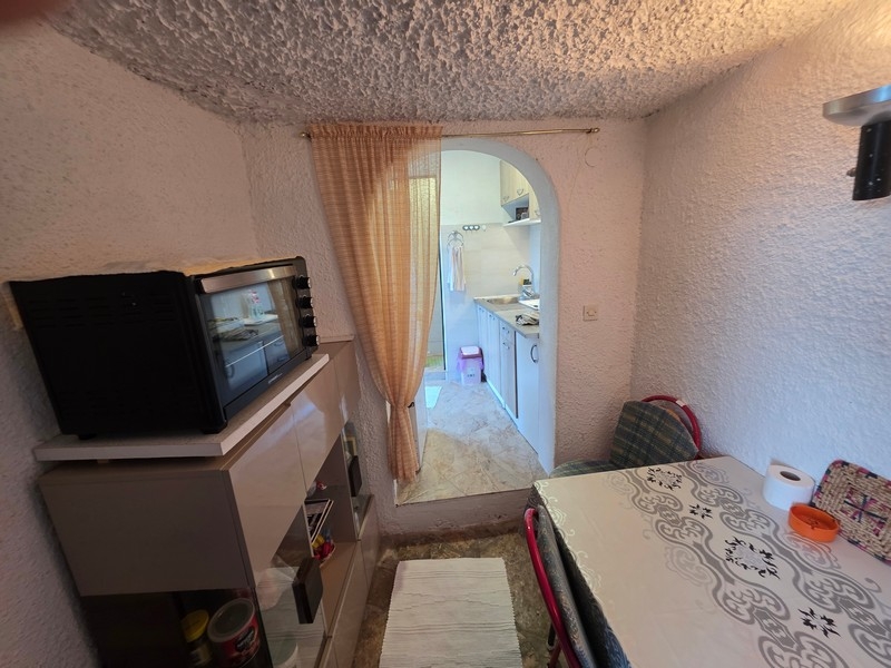 Kompaktowy salon z przejściem do kuchni