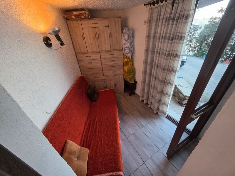 Mały salon z sofą i wyjściem na zewnątrz