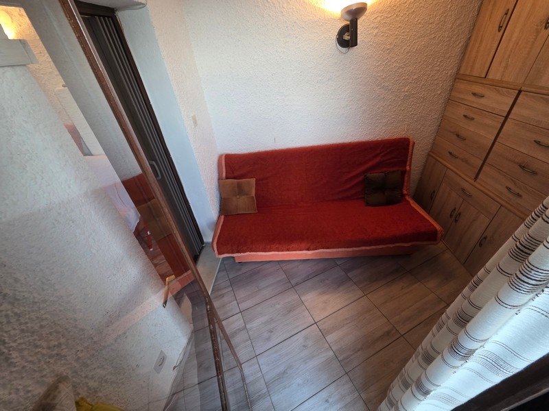 Pokój dzienny z sofą i miejscem do przechowywania w strefie wejściowej