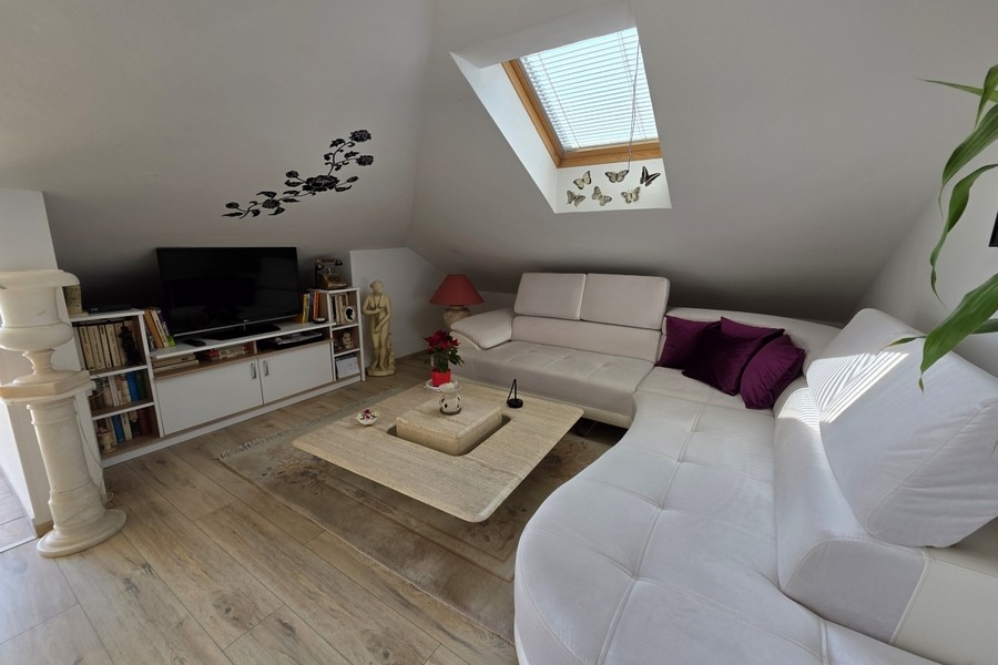 Część dzienna z kanapą.