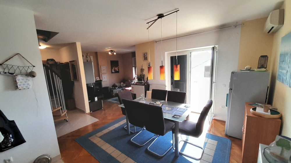 Część dzienna z jadalnią i wyjściem na taras