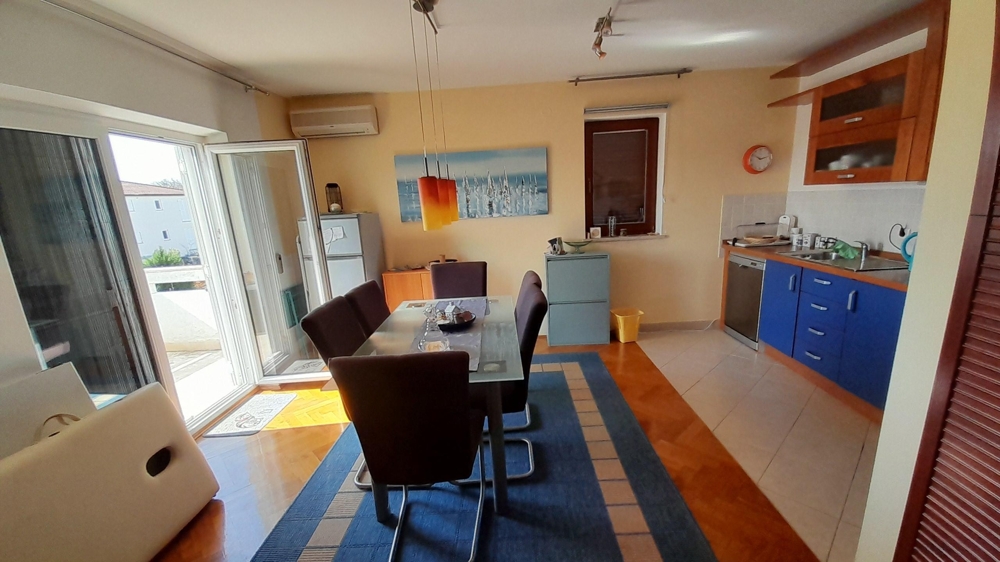 Otwarty salon i kuchnia z nowoczesnym wyposażeniem