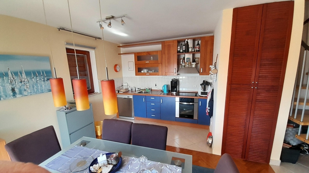 Kuchnia z zabudową AGD i miejscem do przechowywania