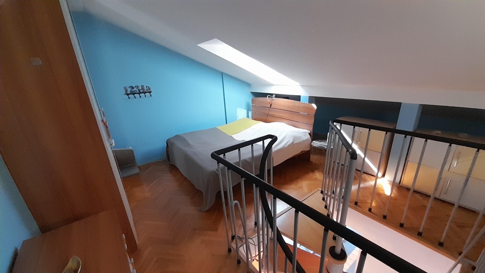 Kolejna sypialnia na poddaszu w klimacie galerii