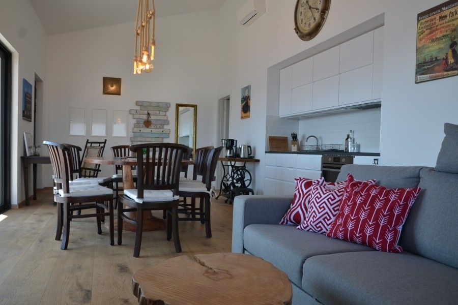 Otwarta część dzienna z kuchnią i stołem jadalnym