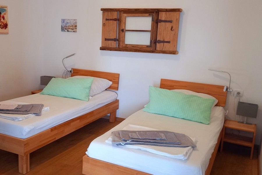 Sypialnia z dwoma pojedynczymi łóżkami