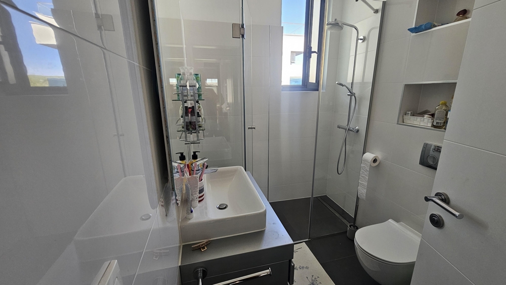 Nowoczesna łazienka z prysznicem i oknem