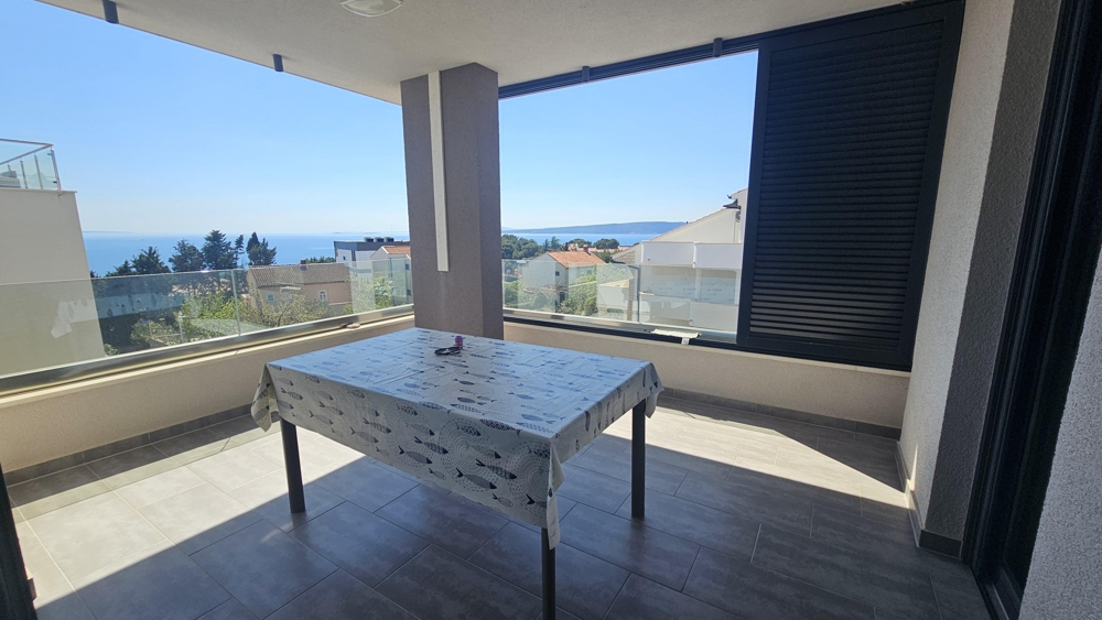 Duży zadaszony balkon z widokiem na morze i na Krk