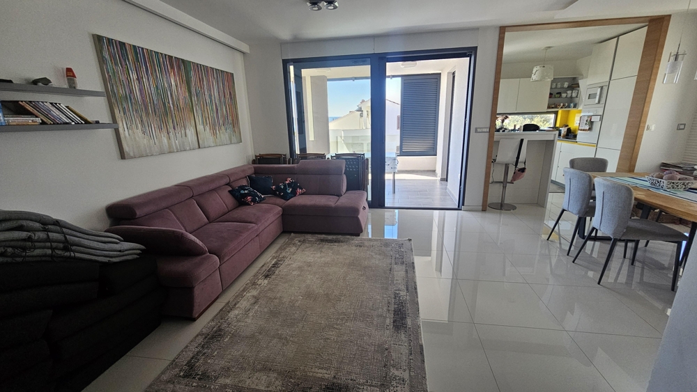 Pokój dzienny z wyjściem na balkon, nowocześnie umeblowany