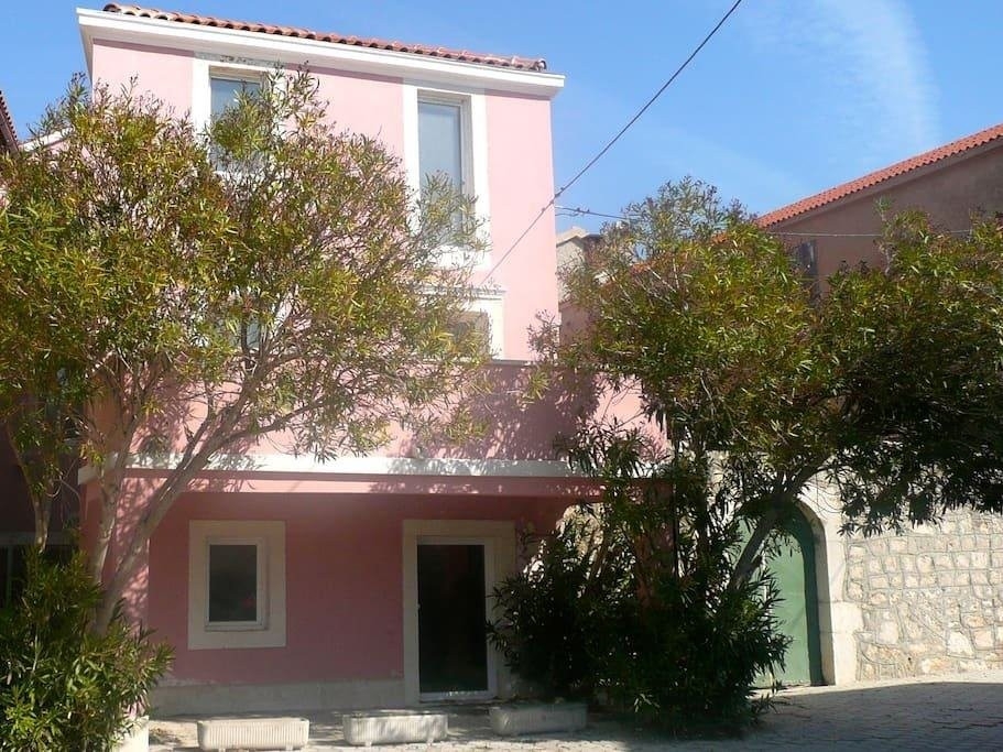 Fasada domu nieruchomości A3932 w spokojnej nadmorskiej okolicy w Chorwacji