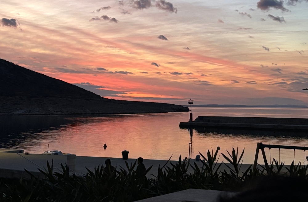 Widok na port o zachodzie słońca nad morzem