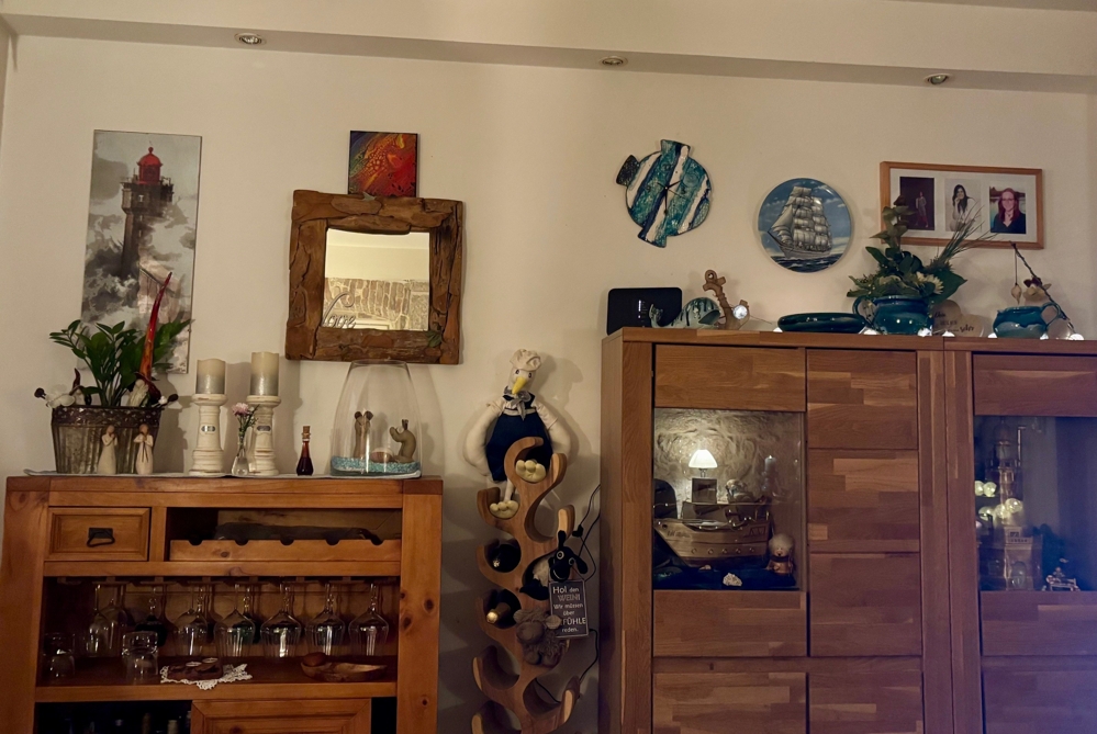 Część dzienna z drewnianymi meblami i dekoracjami ściennymi