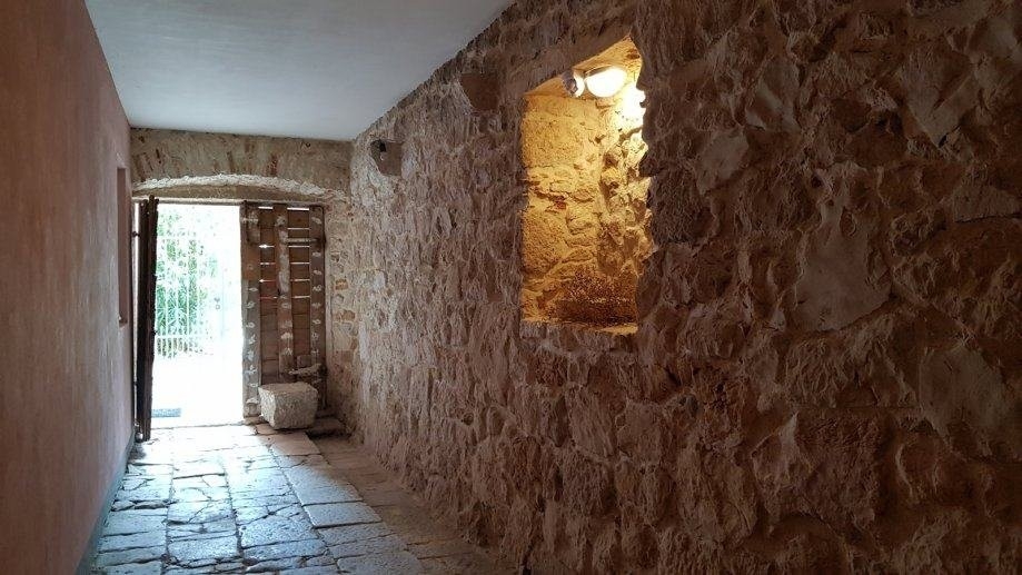 Przedpokój ze ścianą z kamienia naturalnego i wyjściem na taras