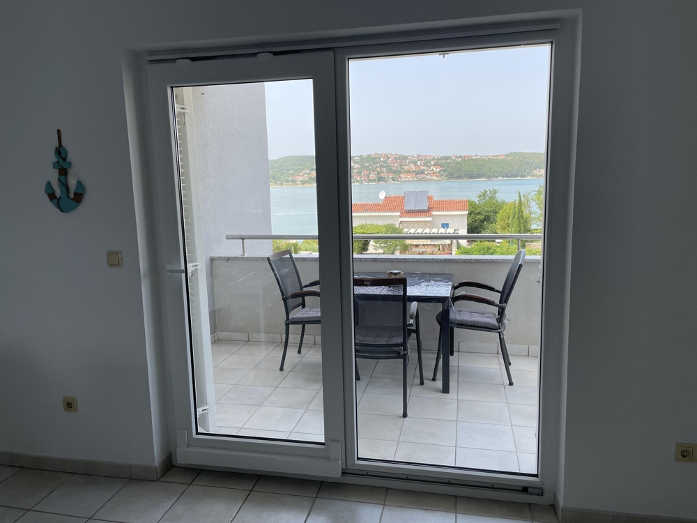 Pokój dzienny z sofą i telewizorem