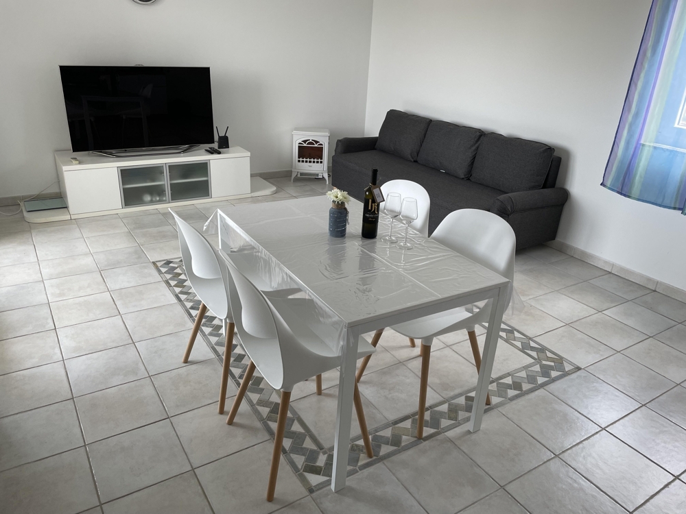 Otwarty salon i jadalnia z kuchnią