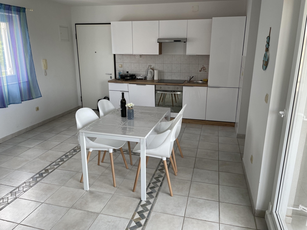 Kuchnia z jadalnią i nowoczesnym wyposażeniem