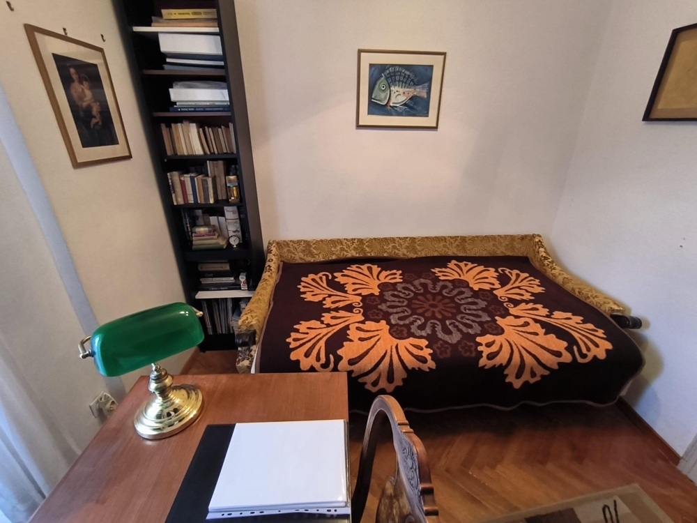 Sypialnia z podwójnym łóżkiem i drewnianymi meblami