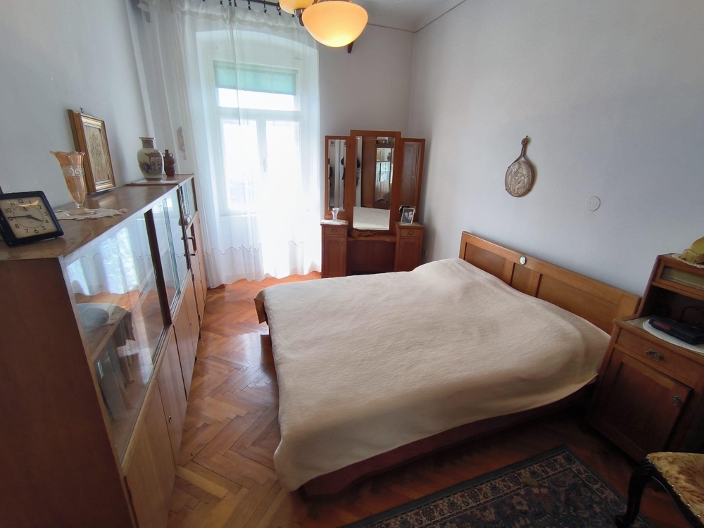 Wnętrze apartamentu z tradycyjnymi chorwackimi meblami