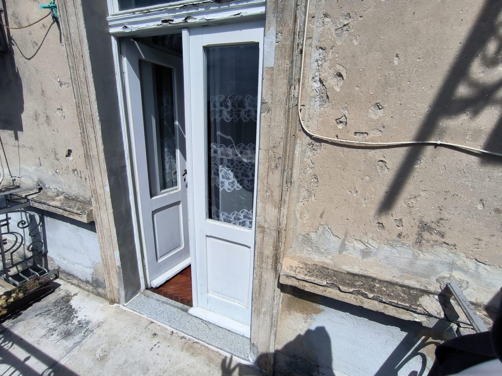 Drzwi wejściowe do starego apartamentowca w Chorwacji