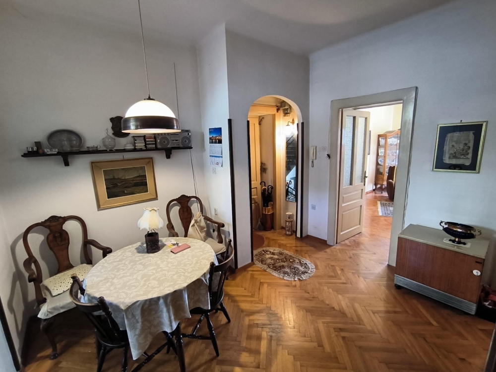 Przedpokój z jadalnią i parkietem