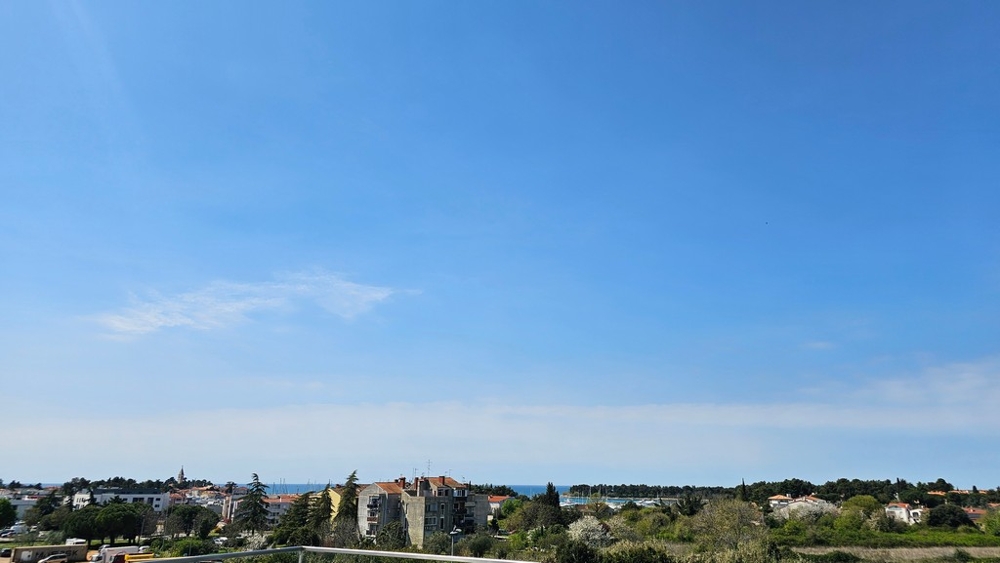 Z tarasu na dachu można podziwiać widok na morze.