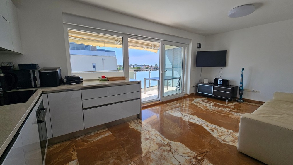 Część dzienna z kuchnią i wyjściem na balkon z widokiem na morze