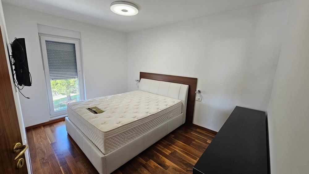 Sypialnia z podwójnym łóżkiem i oknem