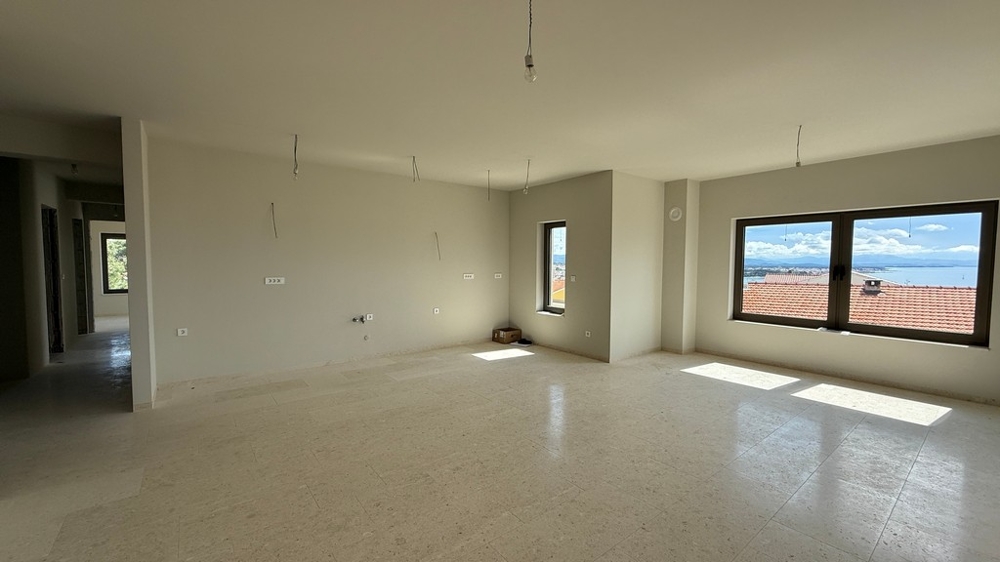 Otwarta przestrzeń dzienna obejmująca kuchnię i salon