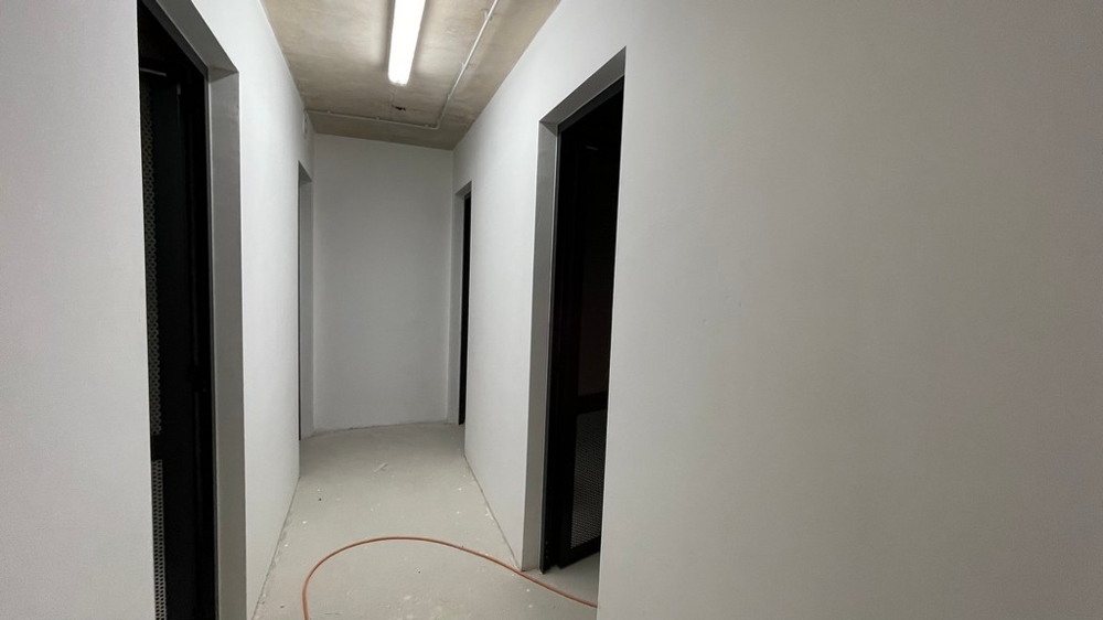 Hol w piwnicy z dostępem do pomieszczeń magazynowych