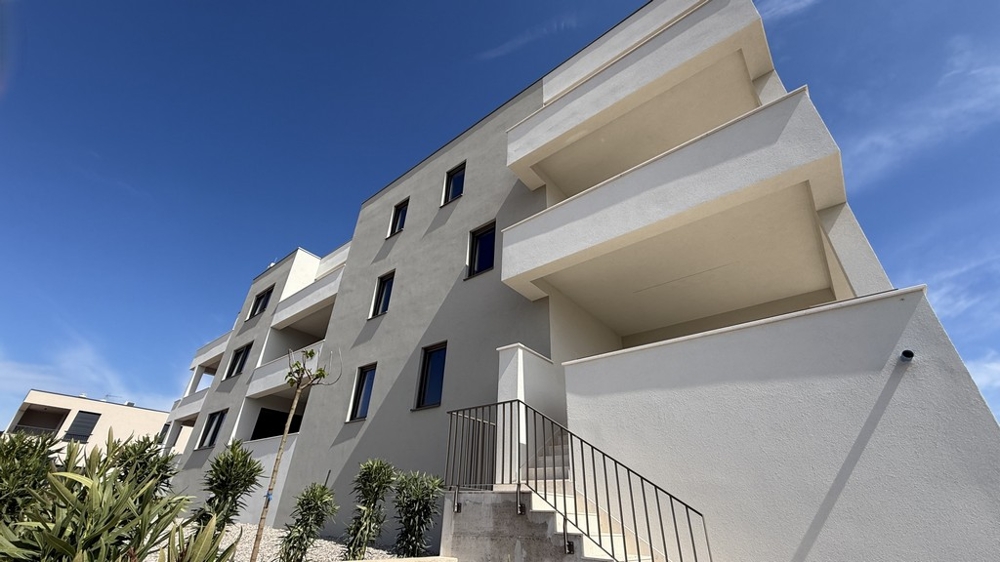 Nowoczesny nowy budynek, w którym na sprzedaż jest mieszkanie A3938 na pierwszym piętrze.