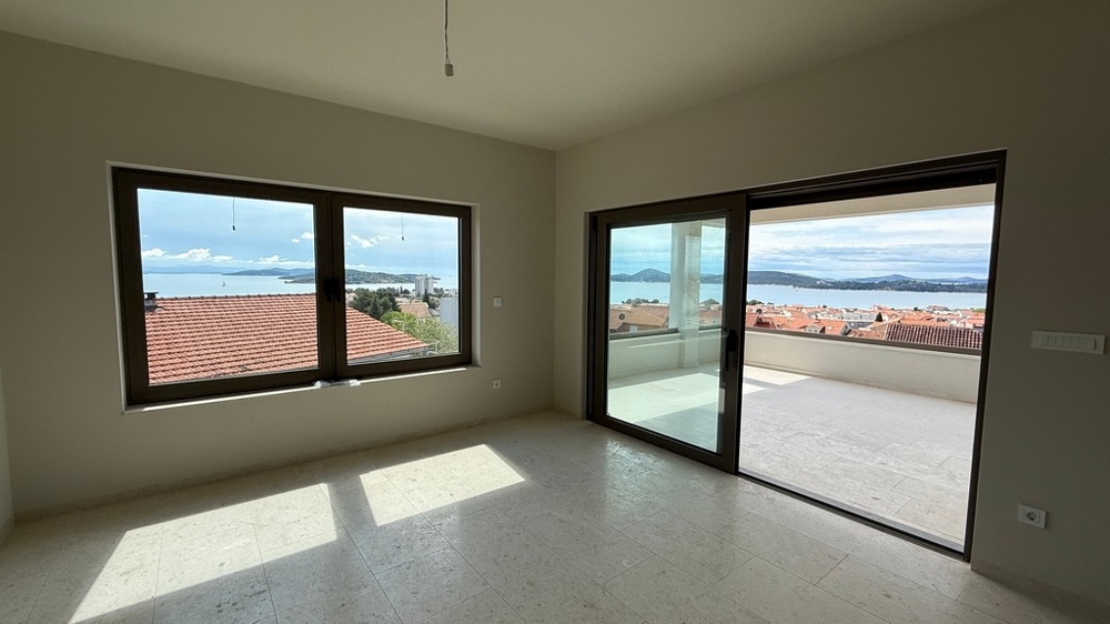 Otwarta część dzienna z widokiem na morze i wyjściem na taras