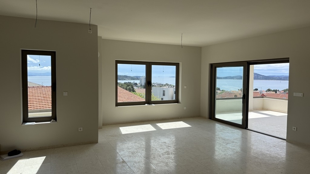 Przestronny salon z panoramicznymi oknami i widokiem na morze