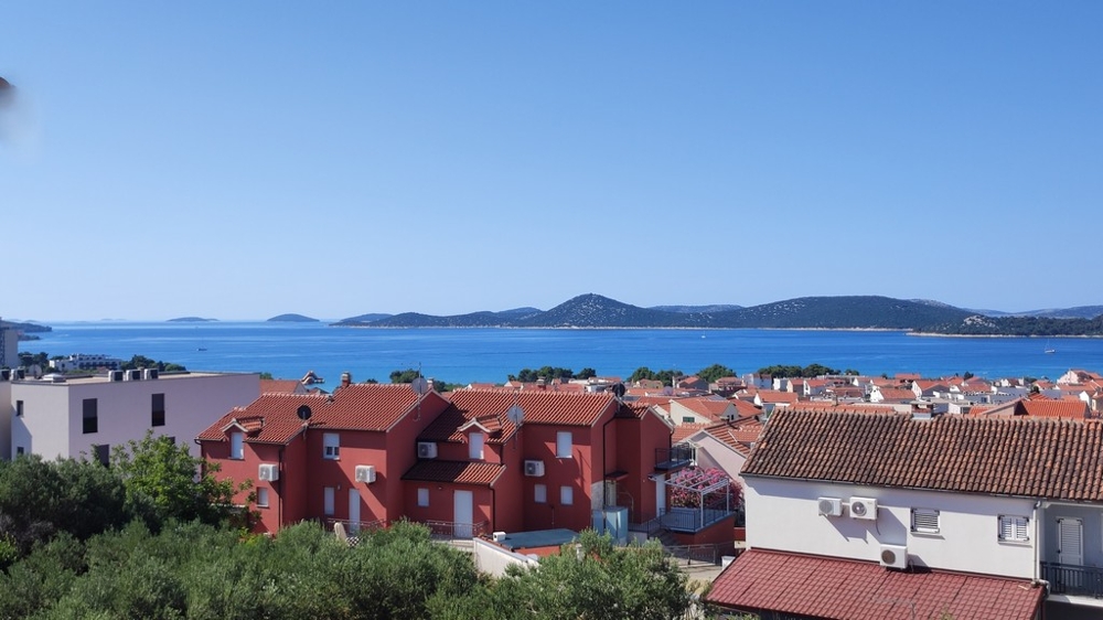 Widok na wybrzeże i miasto Vodice z morzem