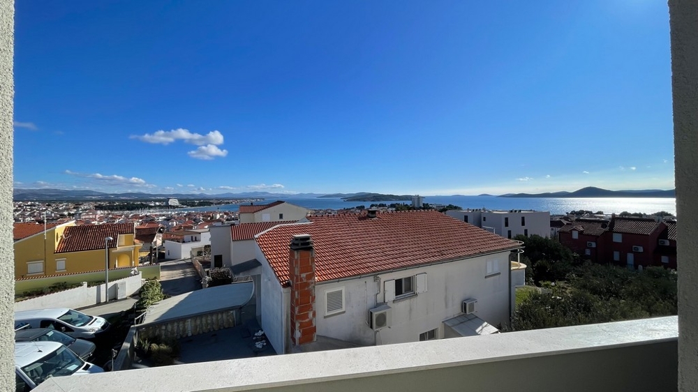 Widok na morze z balkonu na dachy i wybrzeże
