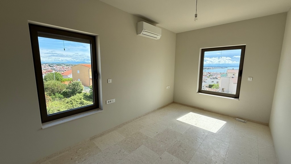 Sypialnia z oknami i klimatyzacją