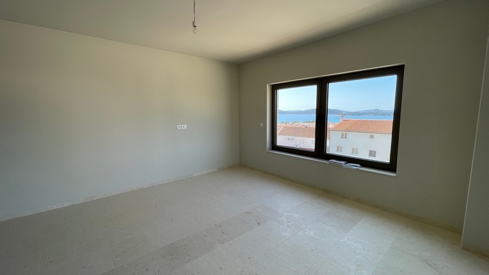 Sypialnia z oknem i widokiem na morze