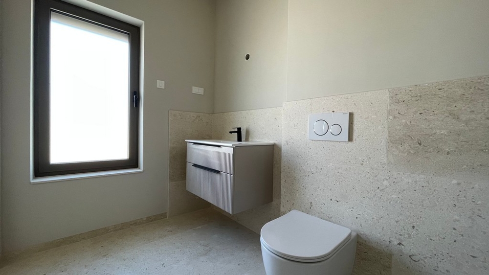 Nowoczesna łazienka z prysznicem, toaletką i toaletą