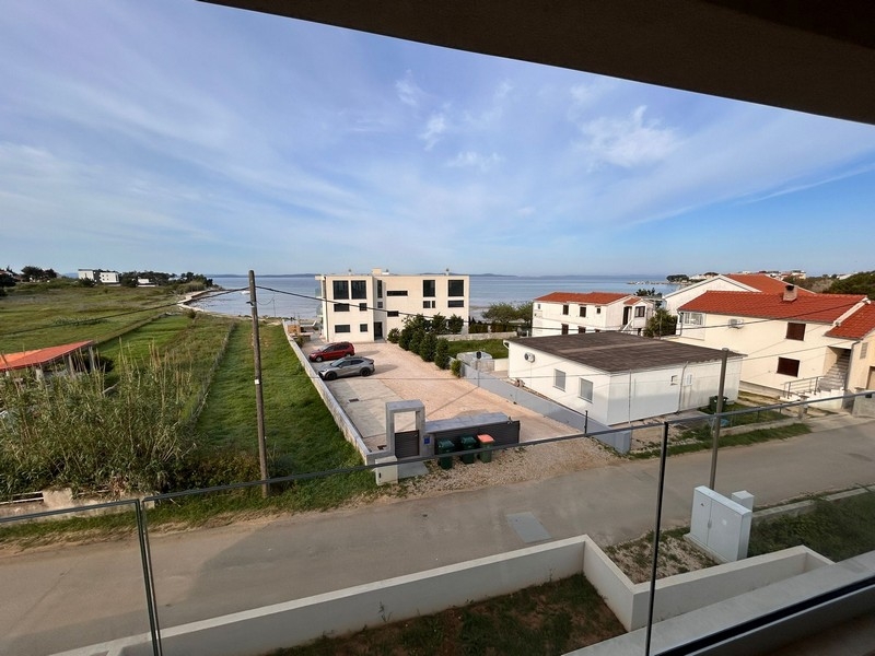 Widok na morze z balkonu w spokojnej okolicy