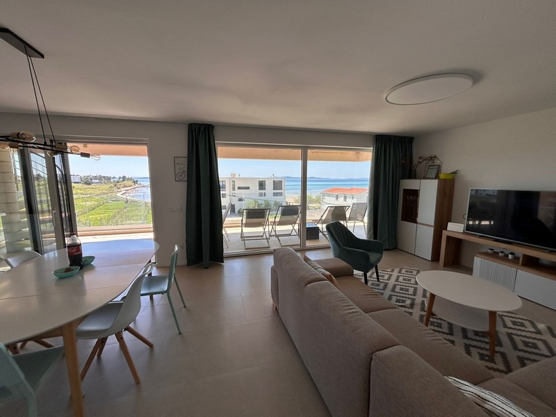 Z nowocześnie wyposażonej części dziennej roztacza się widok na morze.