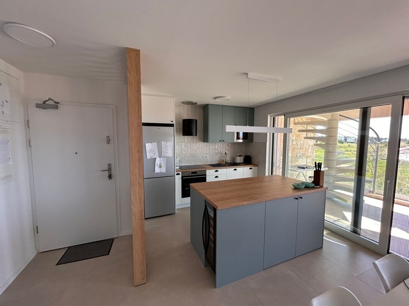 Część dzienna z otwartą kuchnią i wyjściem na taras