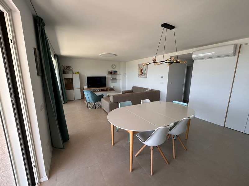 Nowoczesny salon i jadalnia z klimatyzacją