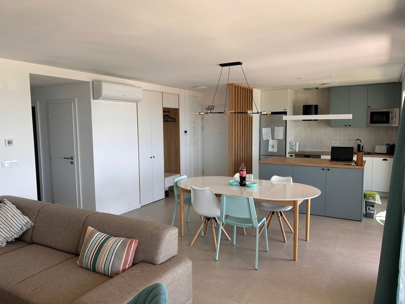 Otwarty salon z kuchnią i jadalnią