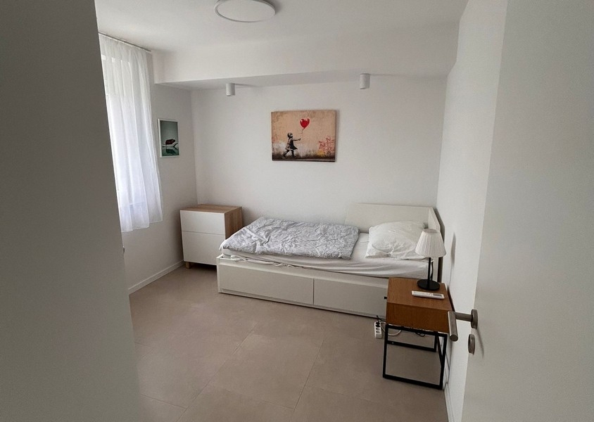 Sypialnia z łóżkiem pojedynczym i oknem