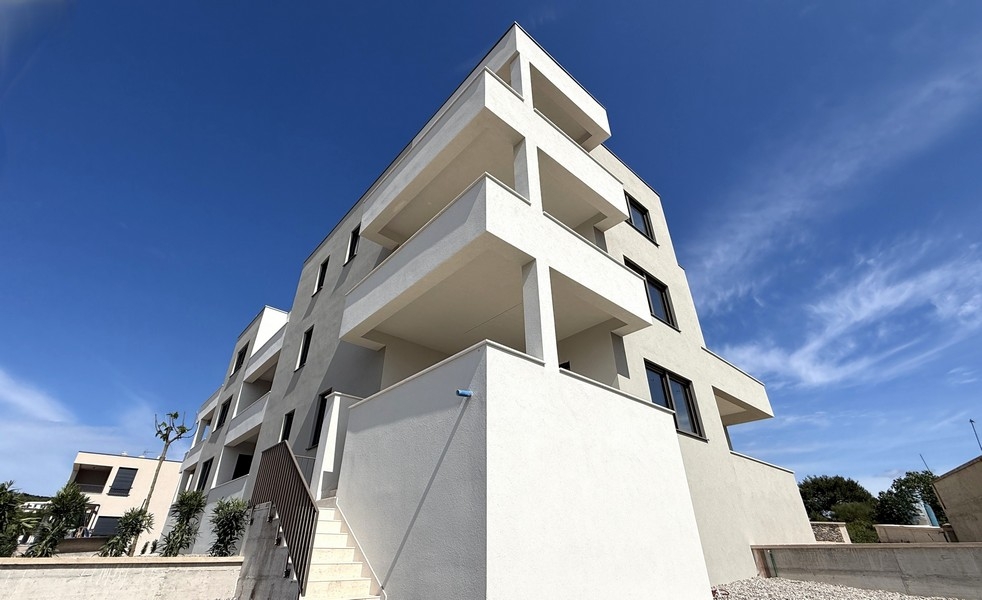 Nowoczesny nowy budynek z przejrzystą architekturą i balkonami