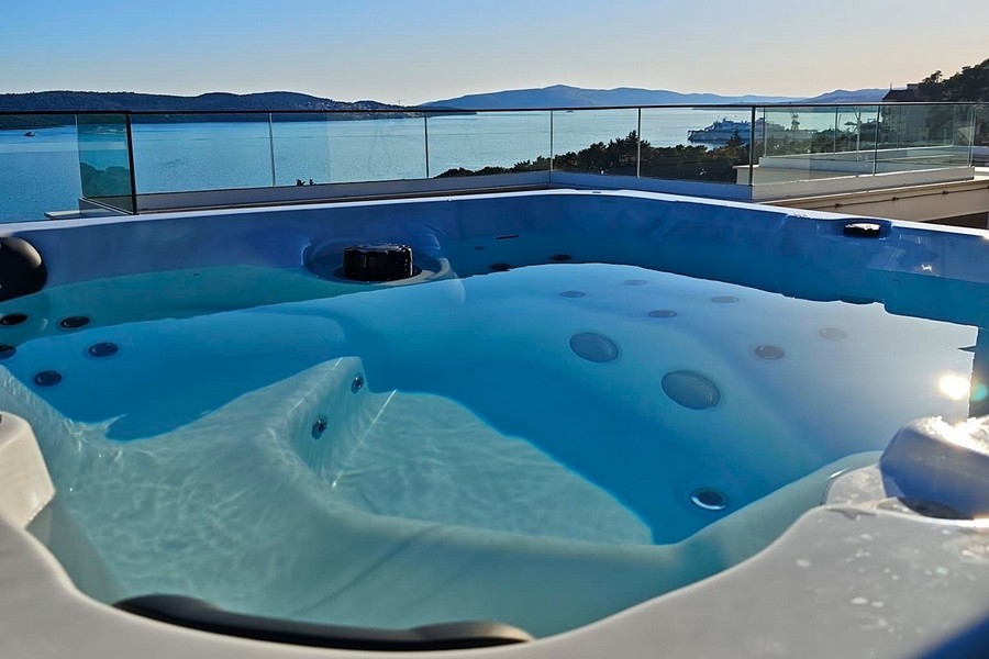 Jacuzzi na tarasie na dachu z widokiem na morze