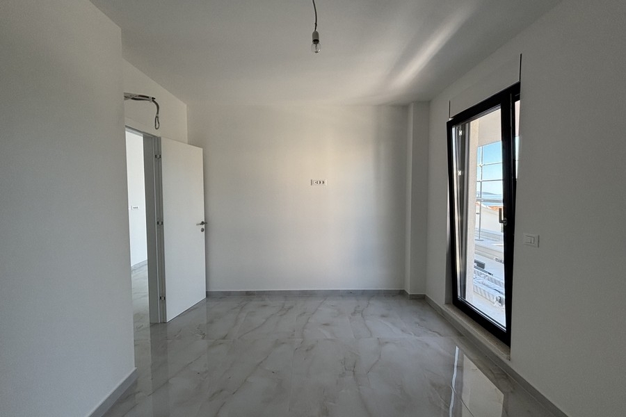 Sypialnia z wyjściem na balkon i widokiem na morze